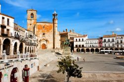 La chiesa di San Martino e la statua di Pizarro in Plaza Mayor a Trujillo, Spagna. Eretta fra il XIV° e il XVI° secolo, questa chiesa è caratterizzata da un'unica navata e ...