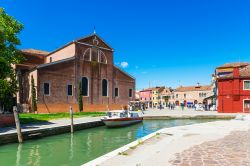 La Chiesa di San Martino, simbolo di Burano - a partire dal periodo della fondazione di Burano, diverse chiese e monasteri furono costruiti sull'isola, per essere poi purtroppo demolite ...