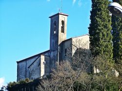 La chiesa di San Michele a Luicciana, frazione Comune di Cantagallo in Toscana - © Massimilianogalardi - CC BY-SA 3.0 - Wikipedia