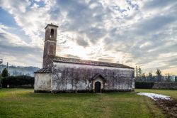 La chiesa di San Michele a Pescantina, provincia di Verona, Veneto. Si trova nella frazione di Arcé e presenta caratteri tipici della prima architettura romanica veronese.

