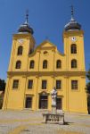 La chiesa di San Michele Arcangelo a Osijek, Croazia. Il bell'edificio religioso dalla facciata ocra e con i due campanili si trova nel cuore della cittadina croata - © Zdravko T / ...
