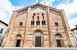 La Chiesa di San Michele Maggiore sulla Via Francigena a Pavia, Lombardia. Capolavoro di stile romanico lombardo, questo edificio religioso risale ai secoli XI° e XII°. Qui nell'aprile ...