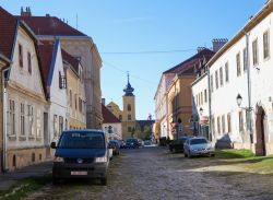 La chiesa di San Michele nel centro storico della città di Osijek, Slavonia, Croazia. L'edificio color ocra fu costruita dai gesuiti sulle fondamenta della moschea di Kasim Pasha. ...