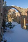 La chiesa di San Nicola a Bautzen, Germania, con la neve. Nella foto, le rovine dell'edificio religioso di epoca medievale con il cimitero cattolico, luogo di sepoltura di molti sorbiani ...