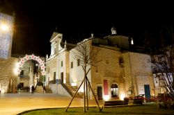 La chiesa di San Nicola a Cisternino, Puglia, fotografata di notte. Costruita nel XIV° secolo su un'antica chiesa paleocristiana, accoglie al suo interno due opere di grande valore: ...