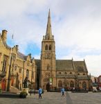 La chiesa di San Nicola a Market Square, Durham. Austero e sobrio, questo luogo di culto si presenta con una bella torre campanaria che termina con una guglia appuntita - © Alastair Wallace ...