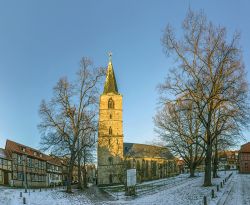 La chiesa di San Nicola e antiche case a graticcio a Quedlinburg, Germania. La città è conosciuta per aver avuto origine sin dai primi del IX° secolo - © travelview / ...
