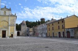 La chiesa di San Nicola e la centrale Piazza Castello a Solferino in Lombardia, provincia di Mantova