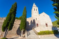 La chiesa di San Nicola nella città di Komiza, isola di Vis, costa croata.

