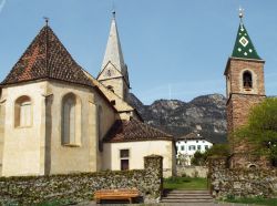 La chiesa di San Nikolaus a Caldaro, Trentino Alto Adige. Questo edificio di culto è facilmente riconoscibile per via dei due campanili: il secondo fu costruito nel 1880 perchè ...