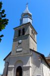 La chiesa di San Pancrazio nel borgo di Yvoire, in Francia. Il campanile che si può ammirare oggi fu costruito nel XIX secolo.
