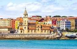 La chiesa di San Pedro a Gijon vista dal mare, Spagna.

