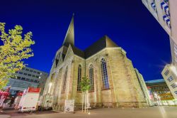La chiesa di San Pietro a Dortmund by night (Germania). Costruita nel 1322, ospita al suo interno un altare ligneo scolpito del 1521: è conosciuto come Miracolo Dorato di Dortmund - © ...