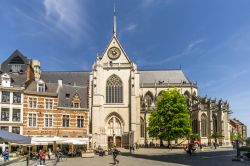 La chiesa di San Pietro a Leuven, Belgio. Eretta a partire dal 1425, questa collegiata è un capolavoro di gotico brabantino - © milosk50 / Shutterstock.com