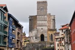 La chiesa di San Pietro a Zumaia, Paesi Baschi, Spagna. Questo imponente edificio religioso in stile gotico risale al XIV° secolo ed è uno dei monumenti simbolo della città.
 ...
