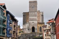 La chiesa di San Pietro a Zumaia, Paesi Baschi, Spagna. Questo imponente edificio religioso in stile gotico risale al XIV° secolo ed è uno dei monumenti simbolo della città.
 ...