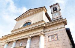 La Chiesa di San Pietro in Piazza Papa Giovanni XXIII a Luino (Lombardia) - © elesi / Shutterstock.com