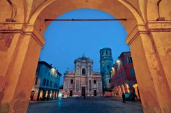 La chiesa di San Prospero a Reggio Emilia vista di notte dai portici, Emilia Romagna - © Eddy Galeotti / Shutterstock.com