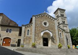 La chiesa di San Salvatore a Castellina in Chianti, Toscana. Questo edificio di origine medievale ha strutture moderne in stile neoromanico - © Bumble Dee / Shutterstock.com