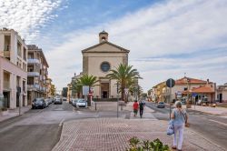 La chiesa di San Vincenzo Ferrer a San Vincenzo, Toscana: la costruzione dell'edificio religioso risale al 1865 - © Sergei Afanasev / Shutterstock.com