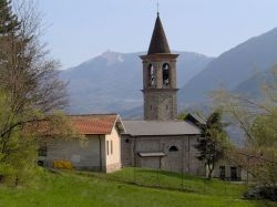La Chiesa di Sant'Agata Vergine e Martire a Pregola in Lombardia, sullo sfondo il monte Lesima - © Sirwap, Pubblico dominio, Wikipedia