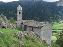 La chiesa di Sant'Agnese nei pressi di Sondalo in Valtellina (Lombardia).
