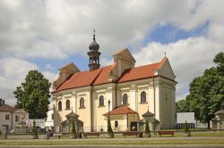La chiesa di Santa Caterina a Zamosc, Polonia, in una giornata nuvolosa.
