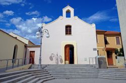 La chiesa di Santa Caterina d'Alessandria a Villaputzu, Sardegna. Si accede all'ingresso tramite una scalinata.
