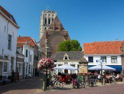 La chiesa di Santa Caterina e le antiche case di Brielle, Olanda. Questo grande edificio religioso è rimasto purtroppo incompiuto: solo alcune parti come la torre campanaria vennero portate ...