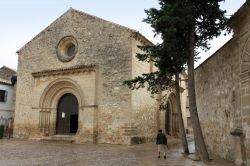 La chiesa di Santa Cruz nella città di Baeza, Andalusia, Spagna. Piccolo edificio religioso di Baeza, si presenta in stile tardo romanico, piuttosto inusuale nell'Andalusia orientale. ...