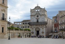 La chiesa di Santa Lucia alla Badia, Siracusa. Si affaccia in Piazza Duomo; la facciata si presenta a due ordini sovrapposti separati dalla trabeazione della balconata con ringhiera in ferro ...