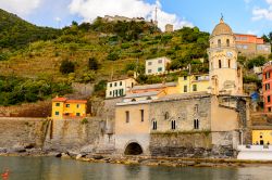 La chiesa di Santa Margherita d'Antiochia a Vernazza, La Spezia, Liguria. Dedicata alla patrona del paese, fu costruita a partire dal 1318 - © Anton_Ivanov / Shutterstock.com