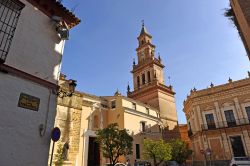 La chiesa di Santa Maria a Carmona, Andalusia, Spagna: questo grande edificio in stile gotico risale al XVI° secolo; nel patio, inciso su una colonna, presenta un calendario liturigico visigoto.
 ...