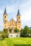 La chiesa di Santa Maria Assunta a Brunico, Trentino Alto Adige. Eretta dove nel XIII° secolo esisteva già una piccola cappella, la chiesa venne ingrandita e riedificata in stile ...