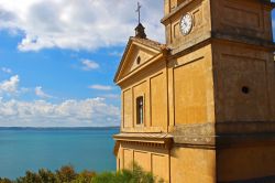 La chiesa di Santa Maria Assunta in Cielo a Trevignano Romano, Lazio. Situato in posizione dominante rispetto al centro storico, questo luogo di culto venne ricostruito nel XVI° secolo sui ...