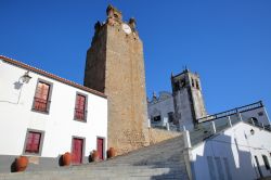 La chiesa di Santa Maria con la torre campanaria in primo piano a Serpa, Alentejo, Portogallo.




