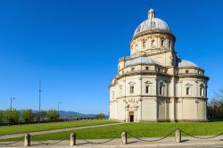 La chiesa di Santa Maria della Consolazione a Todi, Umbria. Sorge fuori dalle mura duecentesche della città ed è un grandioso edificio risorgimentale realizzato probabilmente su ...