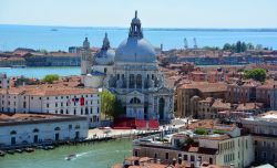 La chiesa di Santa Maria della Salute, si trova a Punta della Dogana nel sestriere Dorsoduro di Venezia - © meunierd / Shutterstock.com