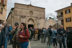 La chiesa di Santa Maria delle Grazie nel centro storico di Cocullo, durante la Festa dei Serpari - © Buffy1982 / Shutterstock.com