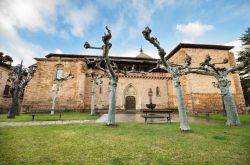 La chiesa di Santa Maria la Mayor a Ezcaray, Spagna - Fotografata in una giornata di pioggia, la bella chiesa di questo borgo spagnolo si presenta con uno stile architettonico gotico aragonese, ...