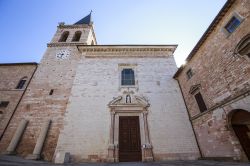 La chiesa di Santa Maria Maggiore a Spello, Umbria. Costruita sui resti di un antico tempio pagano, questa collegiata venne dedicata alla Natività e poi alla Madonna. La facciata originaria ...
