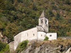 La Chiesa di Santa Perpetua domina Tirano dall'alto
