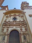 La chiesa di Santa Veracruz nel centro storico di Toluca, Messico. Ai lati della facciata, decorata e impreziosita da statue, si innalzano i due campanili.



