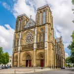 La chiesa di Sant'Andrea a Bayonne, Francia. La città si trova alla confluenza dei fiumi Nive e Adour nel nord della regione Basca in Nuova Aquitania - © milosk50 / Shutterstock.com ...