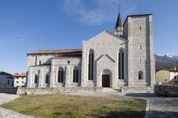 La chiesa di Sant'Andrea Apostolo a Venzone, Udine, Friuli Venezia Giulia. Costruita nei primi anni del Trecento su progetto di Giovanni detto Griglio da Gemona, venne consacrata nell'agosto ...