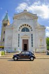 La Chiesa di Sant'Antonio a Predappio, Emilia-Romagna. Questo grazioso edificio religioso si presenta con impianto a croce latina a 3 navate: le due laterali di dimensioni contenute e quella ...