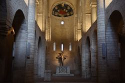 La chiesa di Sant'Eufemia a Spoleto, Umbria: sullo sfondo l'altare maggiore. Da tempo sconsacrato, questo luogo viene utilizzato per eventi artistici e culturali © Giuliana Iacovelli ...