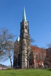 La chiesa di Santo Stefano a Brema, Germania. L'esterno austero è in contrapposizione con le vetrate colorate e luminose che si possono ammirare all'interno dell'edificio.

 ...