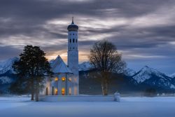 La chiesa di St. Coloman nei dintorni di Schwangau in inverno. Schwangau è famosa per le sue atmosfere invernali e i suoi spettacolari castelli di Neuschwanstein e Hohenschwanga. ...