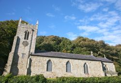 La chiesa di St. Cyngar a Llangefni, Isola di Anglesey, Galles, UK. Immerso nel verde, l'edificio religioso di questa cittadina adagiata lungo il corso del fiume Cefni è anche uno ...